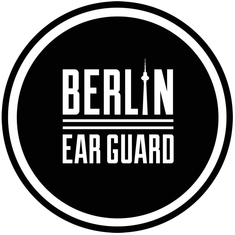 Schriftzug Berlin Ear Guard mit stilisierter Fernsehturm-Silhouette in weiß auf schwarzem Hintergrund