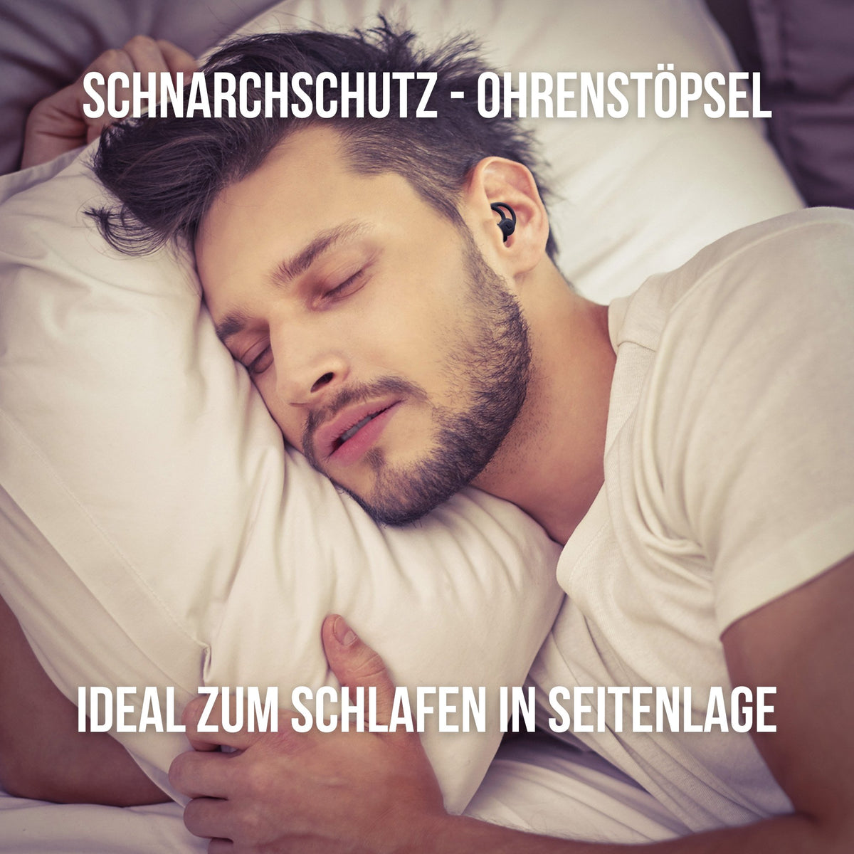 Mann schläft entspannt mit OHRSTÖPSEL "SEITENSCHLÄFER" SCHLAFGEHÖRSCHUTZ GEGEN SCHNARCHEN ZUM SCHLAFEN IN SEITENLAGE | 30DB SNR
